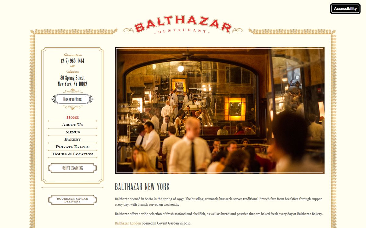 Screenshot van balthazarny.com: de pagina in een gouden ornamentlijst met een smalle linkerkolom en een grote foto van de volle zaal