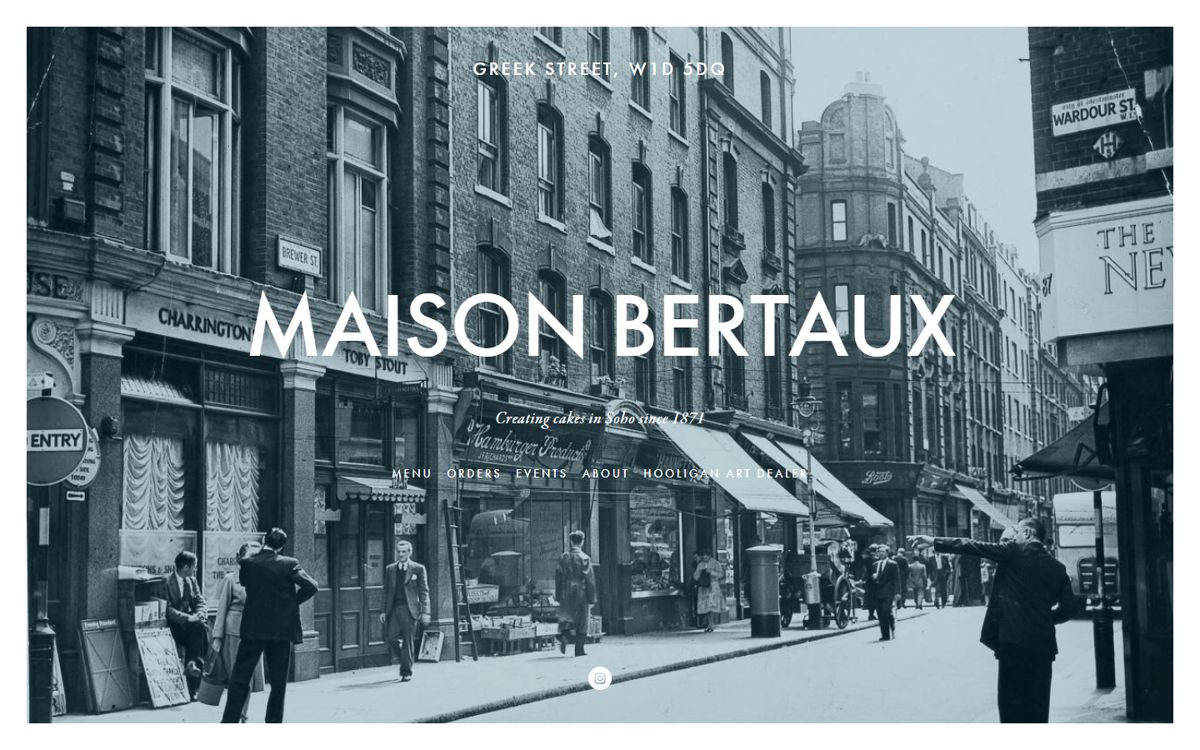 Screenshot van maisonbertaux.com: een zwart-witfoto van Greek Street met de naam groot eroverheen