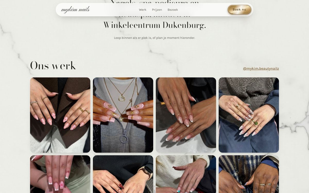 Screenshot van mykim-nails.pages.dev: marmer als vaste achtergrond met zwevende foto's en een glazen pil-header