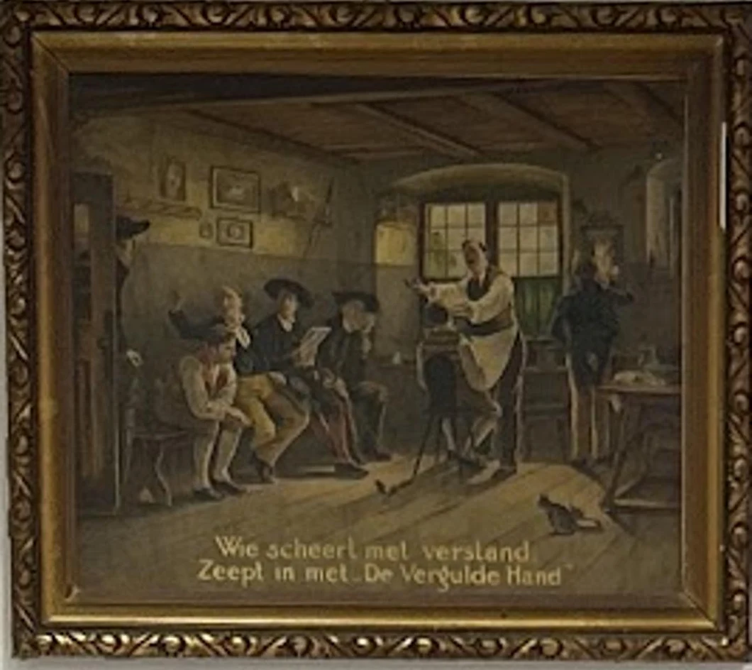 Het oude schilderij in vergulde lijst tussen de spiegels: een Hollandse kapperij met wachtende klanten en een kat
